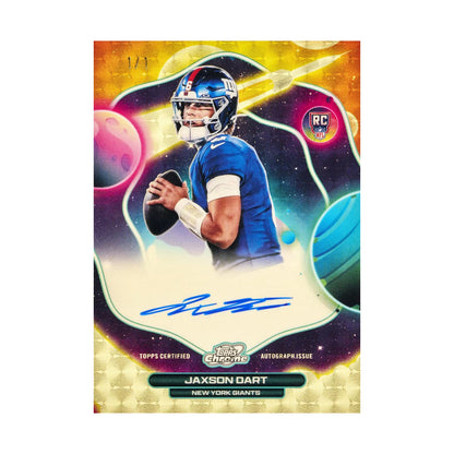2025 Topps Cosmic Chrome Football Hobby, Jaxson Dart First Flight Superfractor 1/1. Produsentens korteksempel, ikke garantert innhold.