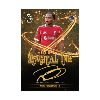 2025/26 Topps Merlin EPL Blaster, Rio Ngumoha Merlin Magical Ink. Produsentens korteksempel, ikke garantert innhold.