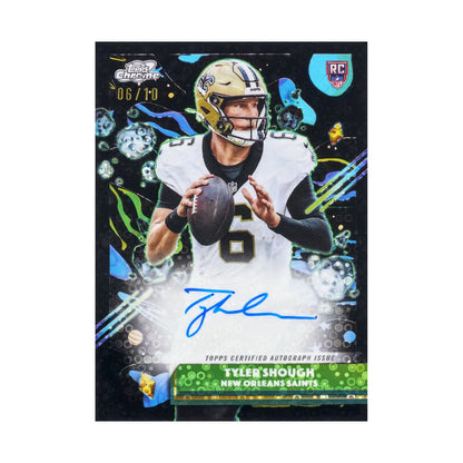 2025 Topps Cosmic Chrome Football Hobby, Tyler Shough Cosmic Chrome autograf Black Eclipse /10. Produsentens korteksempel, ikke garantert innhold.