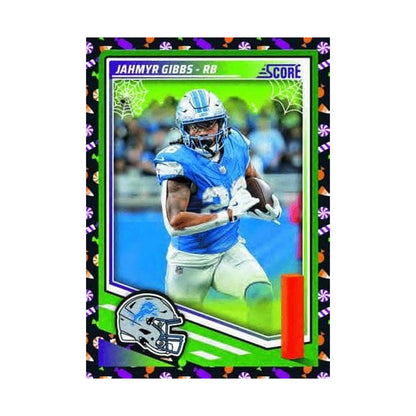 2025 Panini Score Football Halloween, Jahmyr Gibbs Base Trick or Treat. Produsentens korteksempel, ikke garantert innhold.