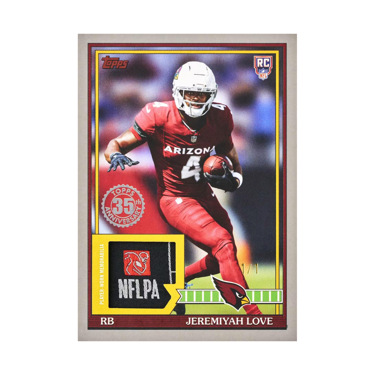 2026 Topps Flagship Football Hobby. Jeremiyah Love 1991 Topps rookie relic. Produsentens eksempel, ikke garantert innhold.