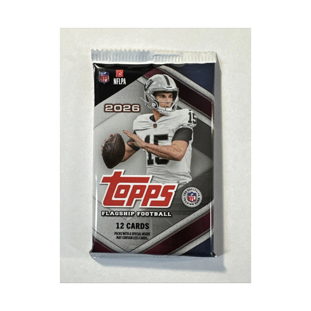 2026 Topps Flagship Football Blaster. Original forseglet pakke med normalt 12 kort.