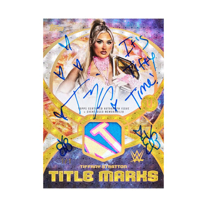 2026 Topps WWE Universe Mega. Tiffany Stratton Title Marks autograf og relic. Produsentens eksempel, ikke garantert innhold.