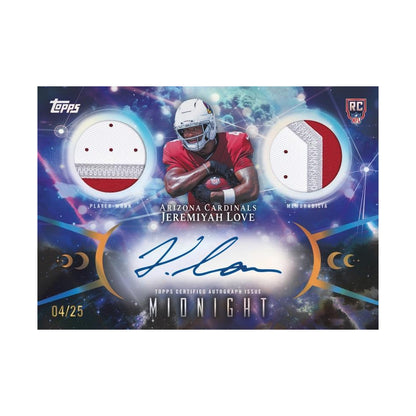 2026 Topps Midnight Football REM Relic Autographs Jeremiyah Love nummerert til 25, produsentens korteksempel, ikke garantert innhold